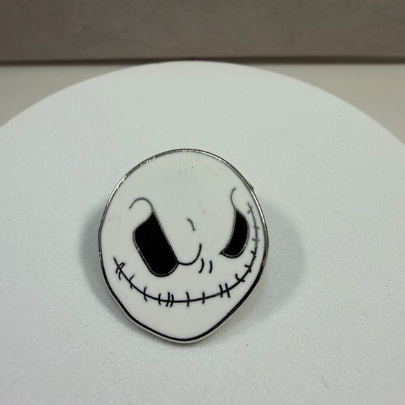 Disney Accessories - 💙3/$20 DISNEY trading pin  White Enamel Skull Face